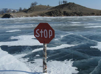 Спасатели советуют украинцам не ходить по льду