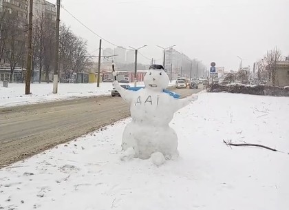 На Салтовке появился снеговик-гаишник (ФОТО,ВИДЕО)