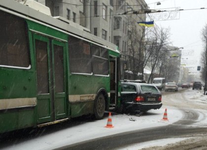 Пробка на Сумской: столкнулись троллейбус и «Мерседес» (ФОТО)