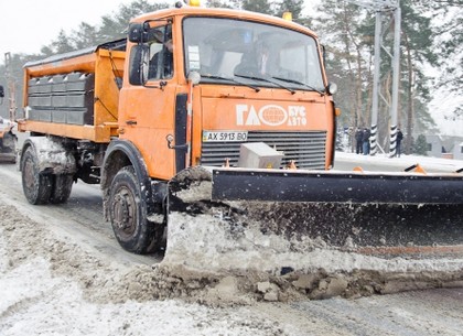 Харьковские коммунальщики очищают дороги и тротуары от снега