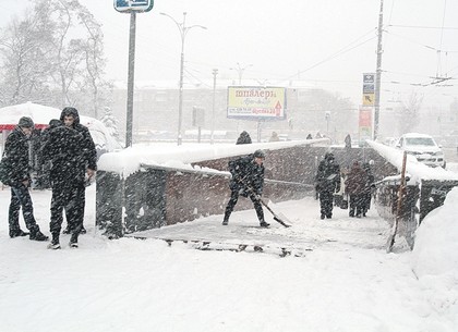 Киев в снегу: машины застряли в сугробах