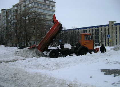 Снег из центра Киева вывозят в спальные районы столицы (ФОТОфакт)