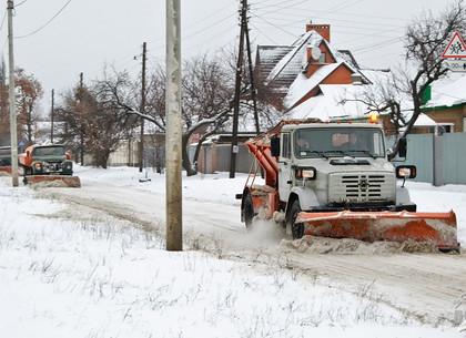 Харьковские коммунальщики круглосуточно расчищают дороги от снега