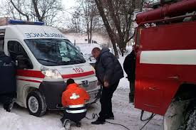 Харьковские спасатели вытащили «скорую» из ледяного плена
