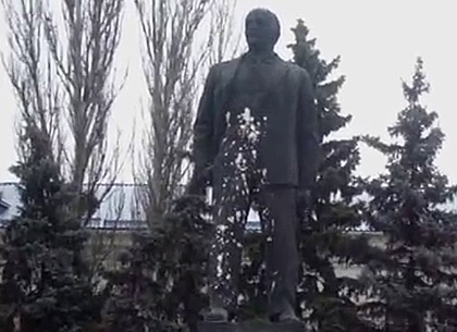 Под Харьковом многострадальный памятник Ленину вновь облили краской (ВИДЕО)