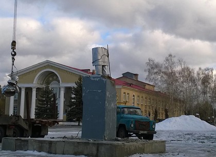 В Купянском районе еще одним Лениным стало меньше (ФОТО)