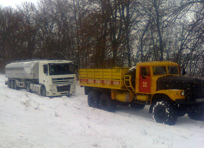 За сутки на дорогах Харьковщины замело 27 автомобилей