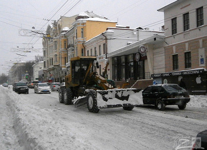 Харьков борется с последствиями снегопада (ФОТО)