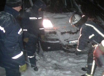 Как спасатели вытаскивали скорые из снежного плена (ФОТО, ВИДЕО)
