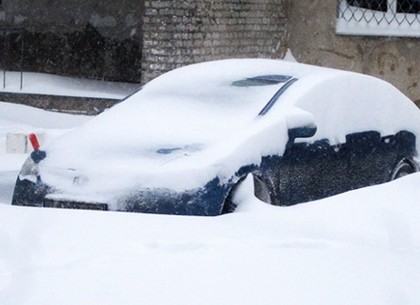 Водителей просят на время снегопадов не парковать машины во дворах многоэтажек