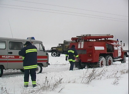 Харьковские спасатели буксировали скорые на вызовы и вытаскивали автобусы с грузовиками из снежного плена