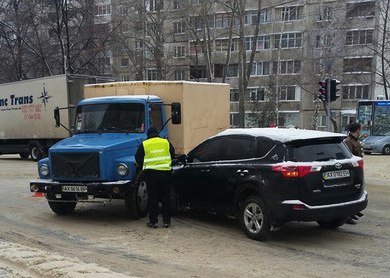 На Салтовке внедорожник протаранил грузовик (ФОТО)