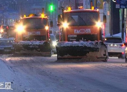Харьковские коммунальщики продолжают расчищать дороги и вскоре примутся за остановки (ФОТО)
