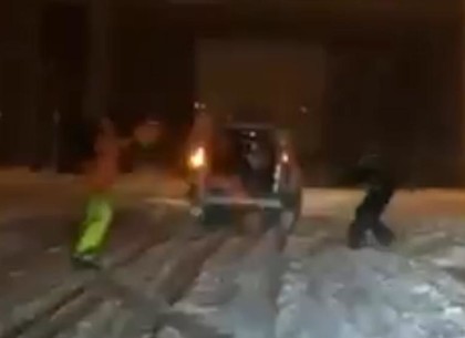 Как харьковчане-экстремалы рассекали на сноубордах в центре Харькова (ВИДЕО)