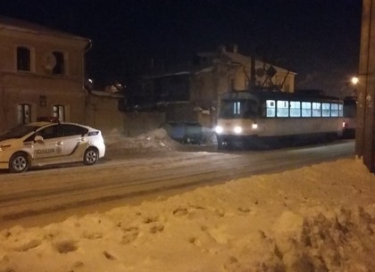 Харьковские копы не заметили рельсов и припарковали «Приус» прямо на трамвайных путях (ФОТО)