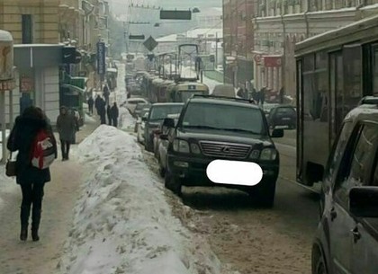 Оставил авто и ушел: на Московском проспекте транспортный коллапс из-за водителя-хама