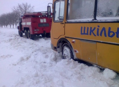 Под Харьковом в снегу застряли дети, которые ехали на школьную олимпиаду