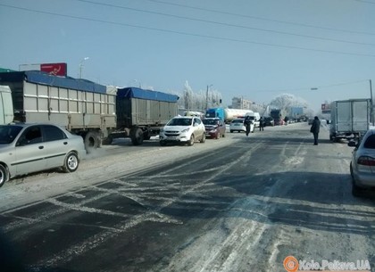 Бойцы АТО перекрыли трассу, ведущую в Харьков из Киева