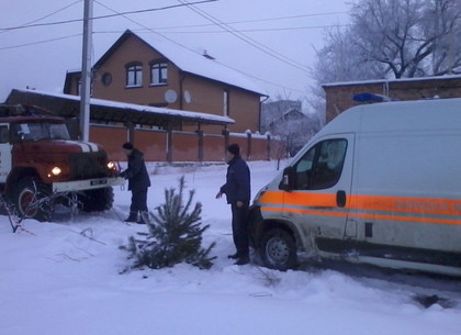 Спасатели вытащили из снежных заносов скорую, пассажирский автобус и грузовик