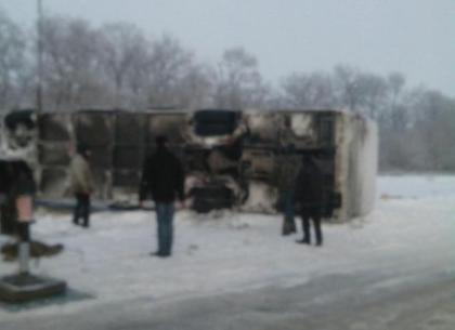 Под Харьковом перевернулся рейсовый автобус: есть пострадавшие (ФОТО)