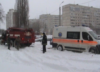 Харьковские спасатели вытащили из снега семь автомобилей