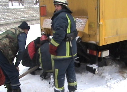 Харьковские спасатели вытащили восемнадцать автомобилей из снежных заносов (ФОТО, ВИДЕО)