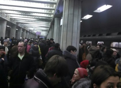 Метрополитен объяснил причину утренней задержки поездов (ФОТО)