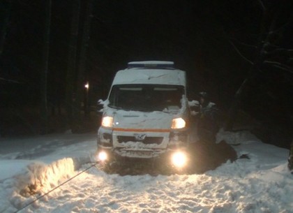 На Харьковщине спасатели вытащили три скорые из снежных заносов