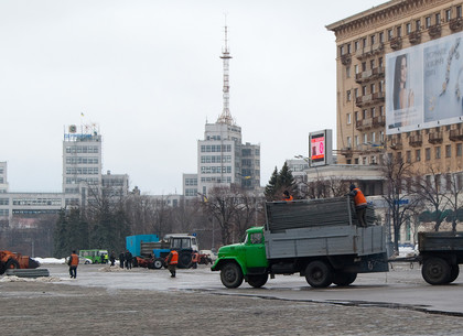 На площади Свободы завершили демонтаж новогоднего городка