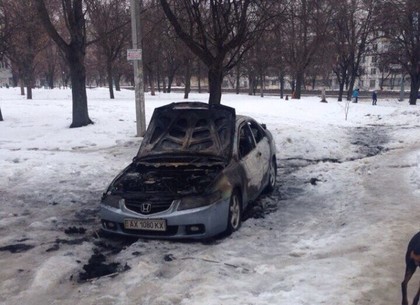 Ночью на Салтовке сожгли припаркованный во дворе автомобиль (ФОТО)