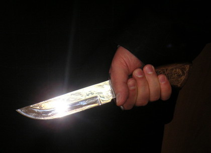 Ограбление из ревности: в Харькове неизвестный с ножом и в медицинской маске напал на сотрудника киевского телеканала (ВИДЕО)