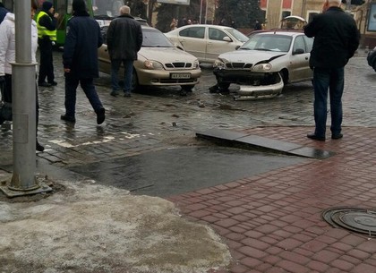 Перед Харьковской обладминистрацией два автомобиля не поделили дорогу (ФОТО,Обновлено)