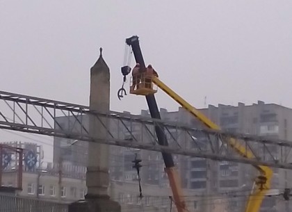 На мосту около завода Малышева срывают с колонн коммунистические символы (ФОТО,ВИДЕО, Обновлено)