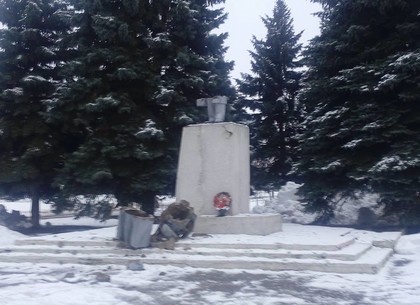 В Золочеве снесли памятник Ленину (ФОТО, Обновлено)