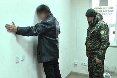 Сутенер, переправлявший «жриц любви» в Россию, задержан на границе (ВИДЕО)