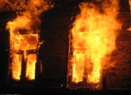Пожар на Новой Баварии: из ветхого дома спасли четырех человек (ФОТО)