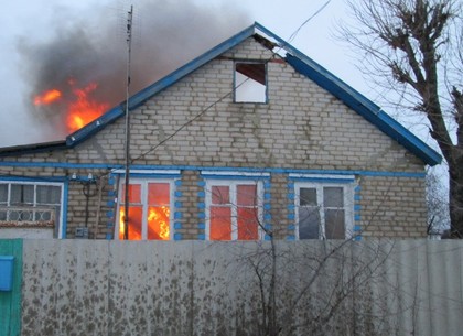 Неисправная печь сожгла дом под Харьковом (ФОТО)