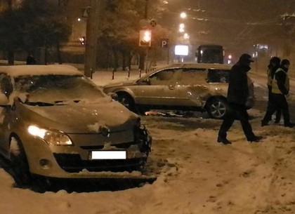 Ночью напротив парка Горького не поделили дорогу две иномарки (ФОТО)