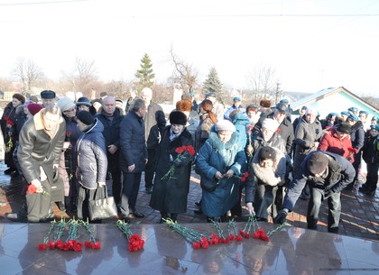 В Октябрьском районе к памятнику погибшим военнопленным возложили цветы
