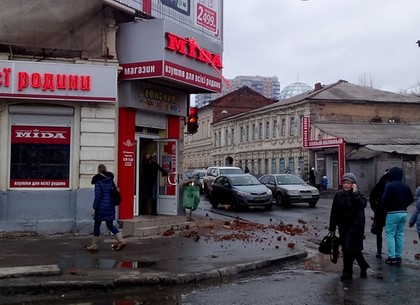 Аварийный карниз здания на пересечении Клочковской и Бурсацкого спуска демонтируют коммунальщики