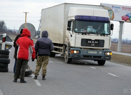 Украина и Россия договорились временно разблокировать передвижение грузовиков