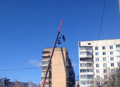 Многоэтажка под Харьковом осталась без головы Ильича (ФОТО, ВИДЕО)