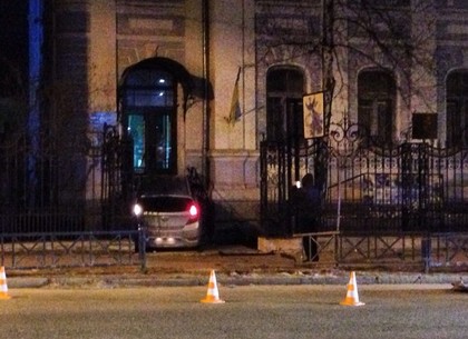 Ночью в Харькове машина влетела в здание олимпийского комитета