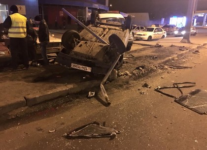 На проспекте Гагарина машина ночью врезалась в столб (ФОТО)