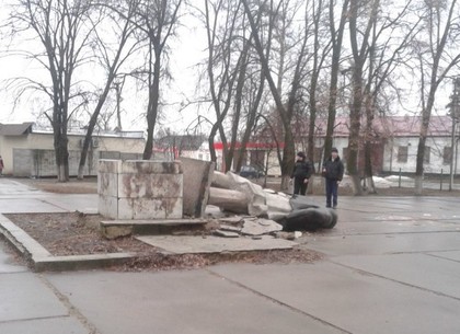На Харьковщине повалили памятники Ленину и Марксу (ФОТО)