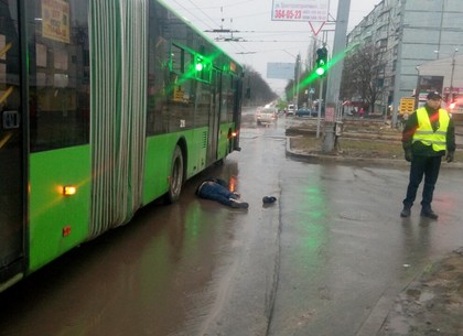 Появилось видео, на котором самоубийца кидается под троллейбус на Салтовке
