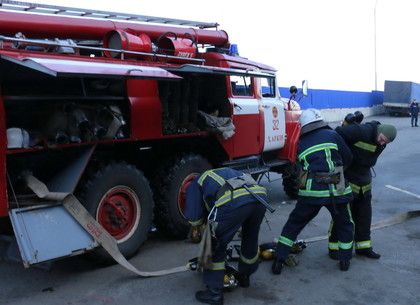 В «Эпицентре» на Алексеевке тушили пожар и спасали людей (ФОТО)