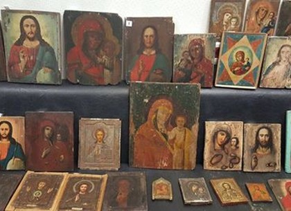 Коллекцию старинных икон задержали в харьковском аэропорту