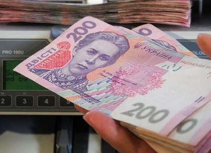 Зарплата украинцев сократилась почти на тысячу