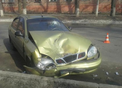 Пьяный водитель на «ЗАЗ» врезался в припаркованный автомобиль и отправился в больницу (ФОТО)